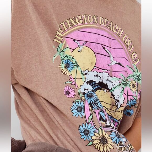 PrettyLittleThings Mocha Huntington Beach Back Print Oversized‎ Tee S NWT IN PKG - Picture 2 of 7